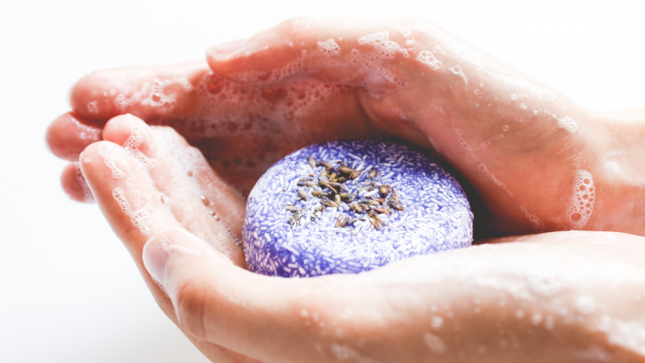 De voordelen van het samenstellen van je eigen biologische shampoo